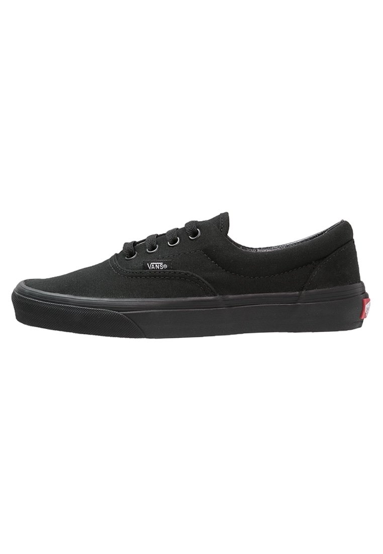 Černé plátěné tenisky s tkaničkami, nízký střih, gumová podrážka a malé bílé logo na boku. Mají hladkou texturu a minimalistický styl.
