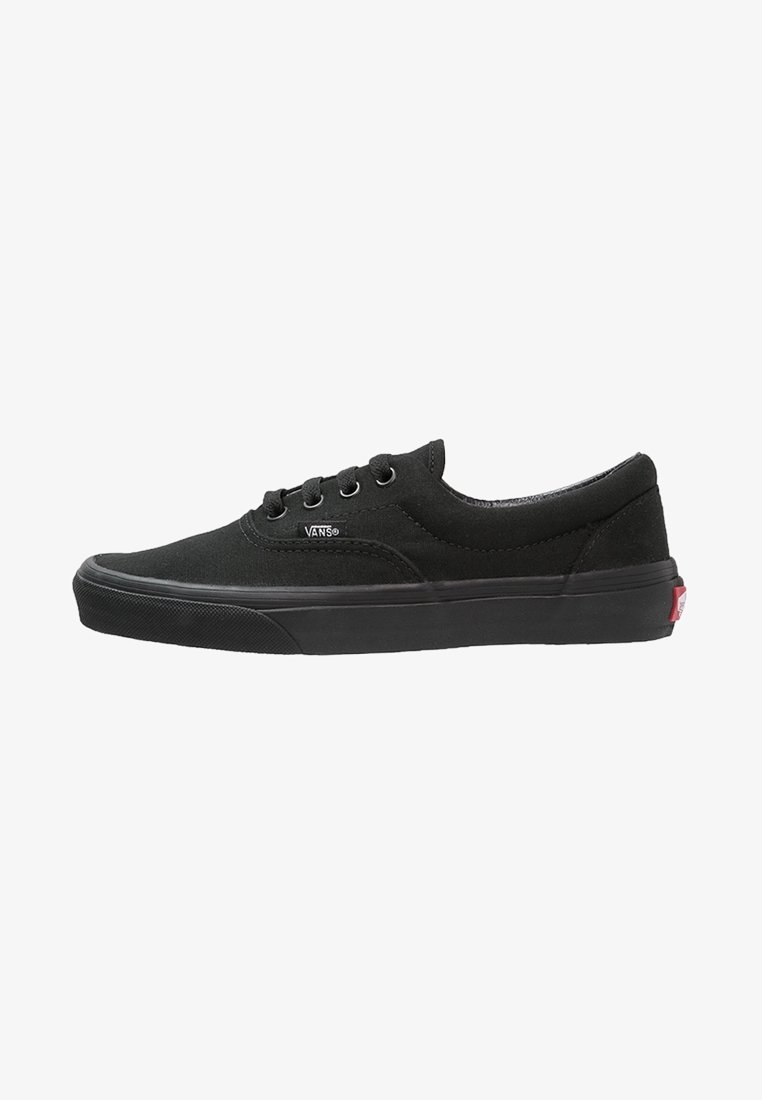 Černé plátěné tenisky s tkaničkami, nízký střih, gumová podrážka a malé bílé logo na boku. Mají hladkou texturu a minimalistický styl.
