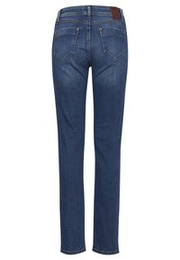 Jeans de mezclilla con un tono azul oscuro, piernas rectas y un parche de cuero en la cintura, con dos bolsillos traseros y detalles de costura sutiles.