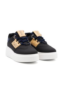 Zapatillas sintéticas negras con suela de plataforma blanca, cordones azules y detalles en color beige, que incluyen una etiqueta de marca y herrajes metálicos.