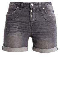 Tummanharmaat denimshortsit, joissa kulutettu viimeistely, napillinen vetoketju, viisi taskua ja käännetyt lahkeensuut rennon ilmeen luomiseksi.