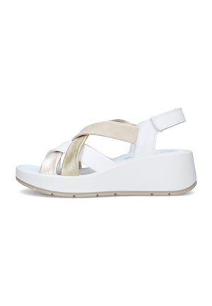 Sandalo zeppa bianco con cinturini beige e bianchi incrociati e cinturino posteriore con chiusura in velcro, mostrato di profilo.