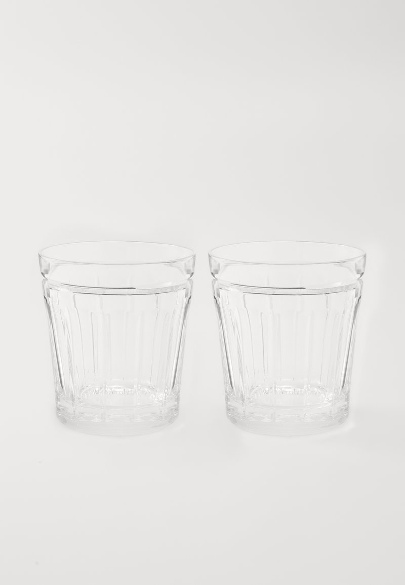 Priehľadné sklenené poháre s vertikálnymi textúrovanými pruhmi, zaoblenými vrchmi a pevným základom. Dvoje identických pohárov je umiestnených vedľa seba.