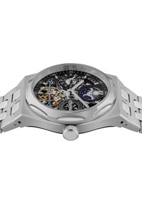 Zilverkleurig roestvrijstalen horloge met een zwart skelet-uurschijf, die tandwielen en een maanfase-indicator toont. Voorzien van een opvallende kroon en een getextureerde armband.