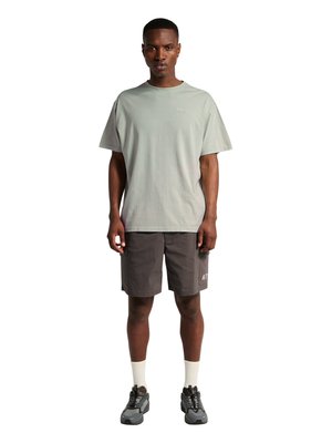 Homme debout face à l'avant portant un t-shirt gris clair, un short gris foncé, des chaussettes blanches et des chaussures de sport grises sur fond blanc.