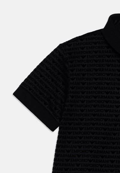 Polo nero con un motivo tonale e logo "Emporio Armani". Collo e polsini in costina, maniche corte, tessuto testurizzato.