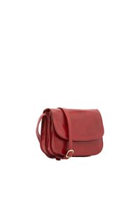 Borsa a tracolla rossa in pelle con chiusura a ribalta, texture liscia, cuciture sottili e una singola tracolla regolabile. Forma compatta e rettangolare.