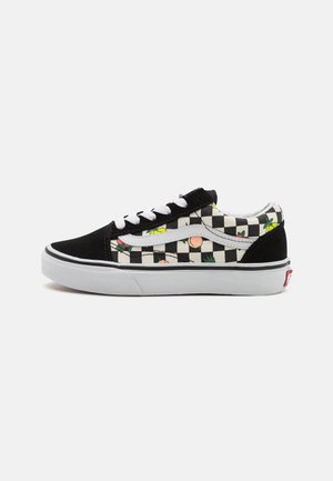 Lage zwarte sneaker met witte zool, witte veters, witte zijstreep en zwart-wit geruit patroon met kleine kleurrijke fruitmotieven.