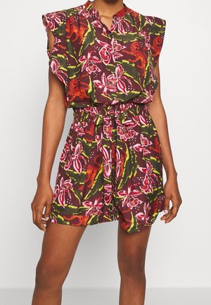 Kombinezon w kwiatowy wzór w ciemnym burgundzie, z krótkimi rękawami, marszczoną talią i intensywnymi różowymi oraz zielonymi akcentami.