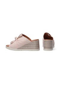 Hakken sandalen in lichtroze leer met een geknoopt strikaccent. Geweven beige wedge hak en een gladde, gevoerde inlegzool. Open teen ontwerp.