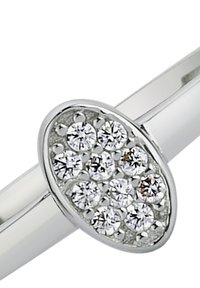 Bague en argent avec une bande polie et un dessus ovale orné de multiples pierres claires rondes étincelantes disposées en grappe.