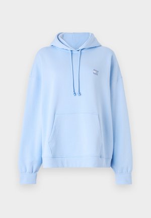 Világoskék kapucnis pulóver, puha anyagból készült, húzózsinórral ellátott kapucnival, kenguruzsebbel és bordázott mandzsettával. Kis logó a bal elülső részen.
