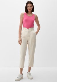 s.Oliver RELAXED À JAMBES - Broek - helles beige