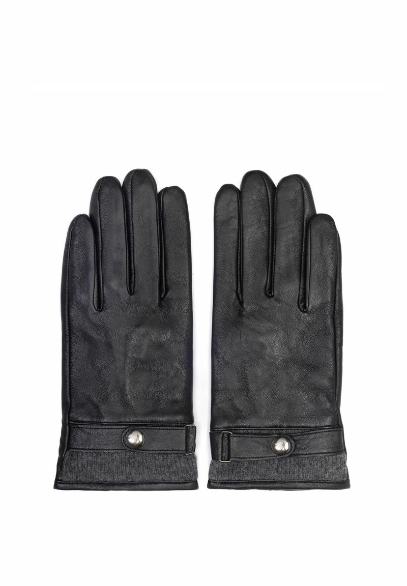 Czarne skórzane rękawiczki o gładkiej strukturze, z szarym wełnianym mankietem i srebrnym guzikiem przy nadgarstku, umożliwiające regulację dopasowania.