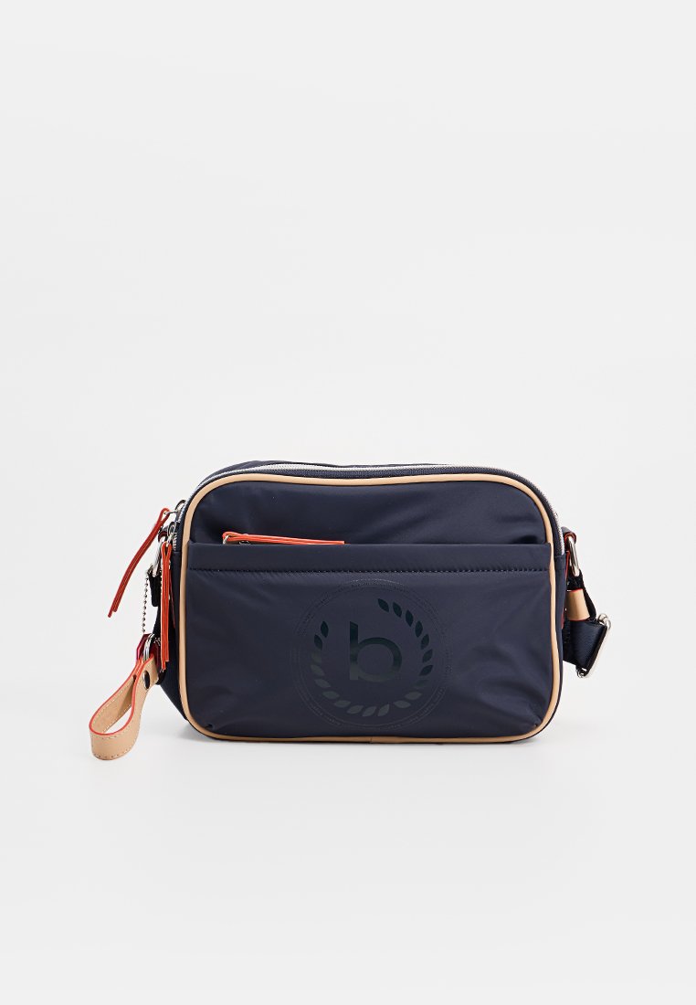 Sac en nylon marine avec des accents beige clair, doté d'une poche avant, d'une fermeture éclair et d'un design de logo. Comprend une courte sangle pour le poignet.