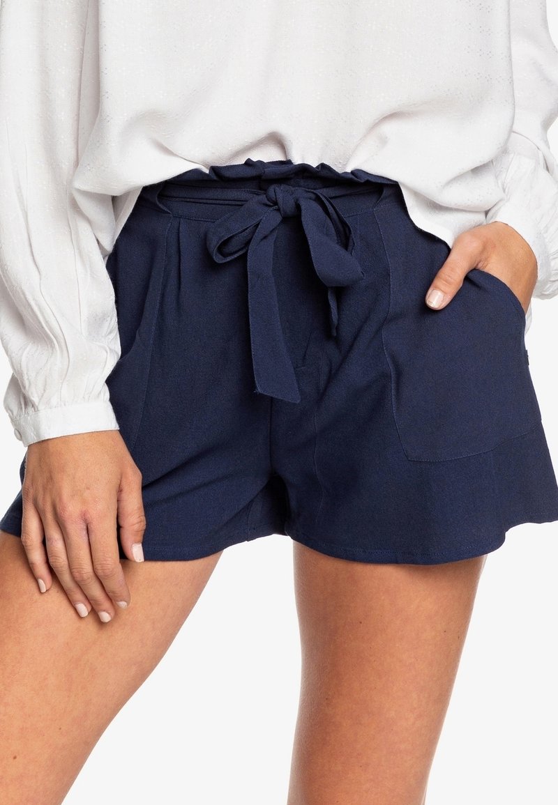 Granatowe szorty wykonane z lekkiego materiału, z talią typu paperbag, wiązaniem oraz przednimi kieszeniami. Dół jest luźny i swobodny.