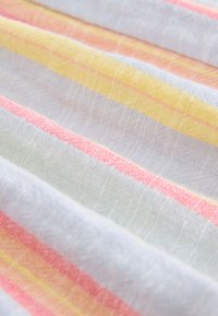 Tessuto caratterizzato da strisce azzurro chiaro, rosa, giallo e arancione. Il tessuto ha una finitura morbida e texturizzata con motivi di tessitura visibili.