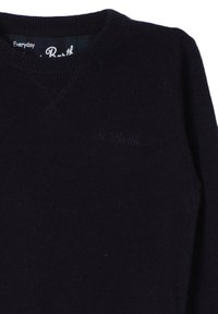 Maglione blu navy con collo a girocollo a coste, caratterizzato da sottili accenti testurizzati e un logo ricamato sul davanti. Realizzato in tessuto morbido.