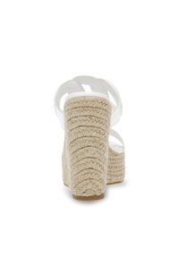 Sandali wedge bianchi aperti con punta, dotati di una suola in juta intrecciata texturizzata e tallone posteriore, con motivi curvi lungo i lati.
