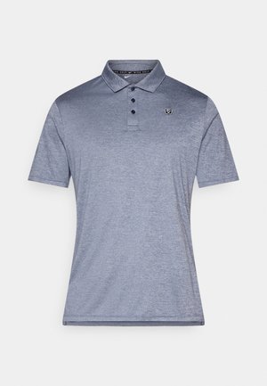 Camiseta polo azul marino en una tela ligera con cuello, tapeta de tres botones y un logo bordado en el pecho. Mangas cortas.