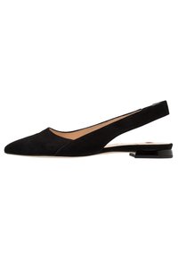 Zapato negro de ante tipo slingback con punta afilada, diseño de corte lateral y tacón bajo cuadrado. Parte superior texturizada con un interior suave.