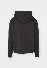Felpa nera con cappuccio realizzata in misto cotone, caratterizzata da una vestibilità comoda, polsini e orlo a costine, con una texture semplice e senza motivi visibili.