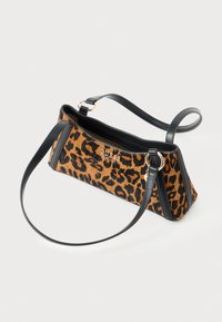 Borsa rettangolare con stampa leopardata, con manici in pelle nera, dettagli in oro e logo Guess sulla parte anteriore, con zipper parzialmente aperta sulla parte superiore.