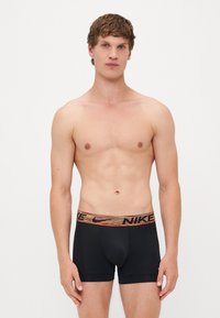 Zwarte boxershorts met een multicolore tailleband met "Nike" merk. Elastisch materiaal met een aansluitend ontwerp.