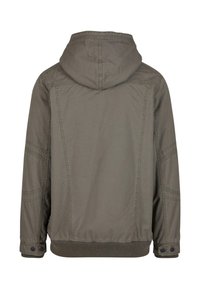 Chaqueta con capucha de color verde oliva, con puños y dobladillo acanalados, que presenta detalles de costura sutiles y broches a presión en las muñecas. Se muestra vista trasera.