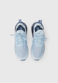 Svijetloplave Nike Air Max 270 tenisice s pletenim gornjim dijelovima, mornarskim zračnim jastučićima i vezicama, prikazane odozgo na bijeloj pozadini.