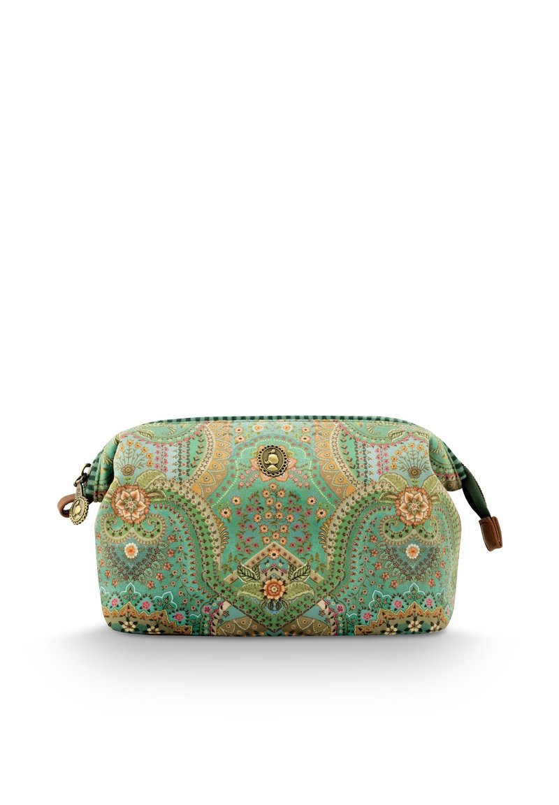 Geretarde cosmeticaetui in het groen met bloemen- en paisleymotieven. Voorzien van een ritssluiting en bronzen hardware accenten. Rondvormig.