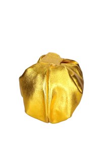Borsa metallic oro con forma arrotondata, superficie testurizzata e chiusura con zip. Il design presenta tessuto arricciato per un aspetto voluminoso.