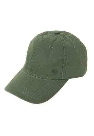 Casquette de baseball en coton vert olive avec une visière incurvée et des trous d’aération cousus sur fond blanc.