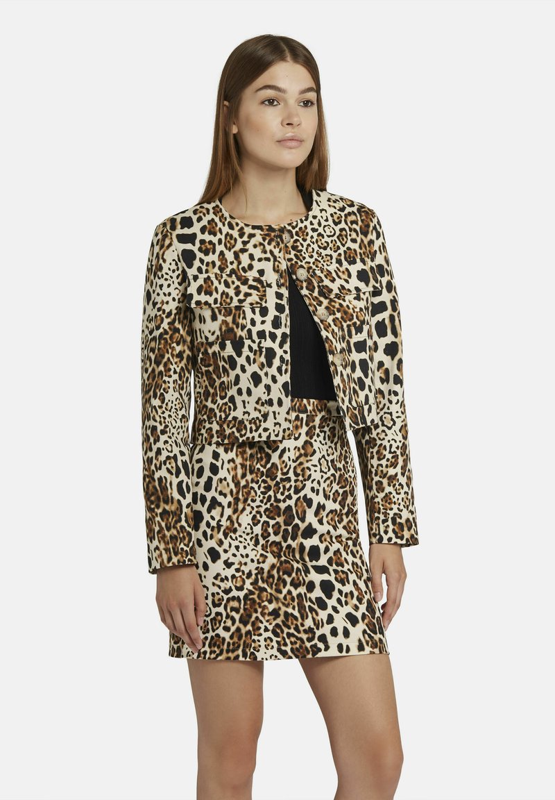 Jasje en mini-jurk set in luipaardprint, gemaakt van een zachte stof. Het jasje heeft lange mouwen en twee voorzakken, met een cropped silhouet.