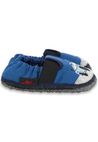 Blauer Stoffschuh mit elastischem Knöchel, schwarzem Klettverschluss, strukturiierter grauer Sohle und einem verspielten Flugzeugdesign im Zehenbereich.