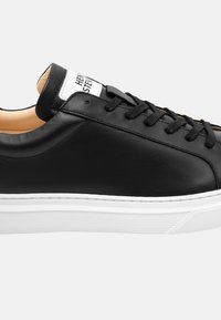 Schwarze Ledersneaker mit runder Spitze, schwarzen Schnürsenkeln, weißer Gummi-Sohle und einem Logo-Tag auf der gepolsterten Zunge. Insgesamt mit glatter Oberfläche.