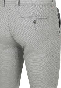 Grijs geruite broek met een gestructureerde stof, slim fit, achterzak met een enkele knoop en subtiele rode stiksels.