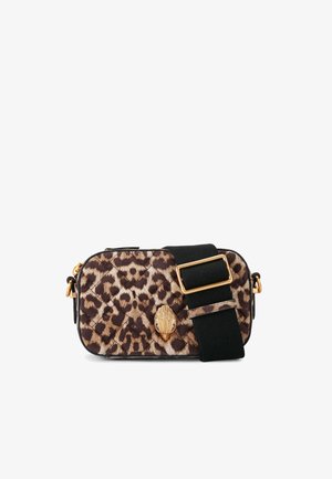 Borsa a tracolla a stampa leopardo, con una texture intrecciata, hardware dorato e una tracolla nera regolabile. Forma rettangolare compatta.