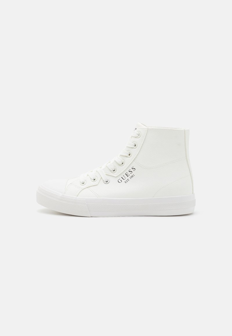 Hvit høy-top sneakers med glatt syntetisk materiale, rund tå, kontrastfylt teksturert såle, og trykt "GUESS EST. 1981" logo på siden.