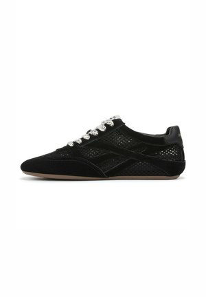 Zwarte sportschoenen met een bovenwerk van mesh en suède, witte veters, subtiele branding en een platte rubberen zool. Heeft een gestroomlijnd design.
