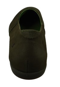 Ciemnozielony zamszowy but typu slip-on o niskim profilu, zaokrąglonym nosku i zielonym wykończeniu wnętrza. Gładka tekstura z minimalnymi widocznymi elementami metalowymi.