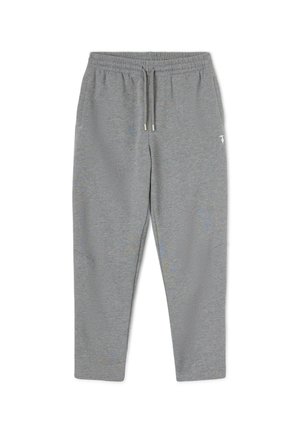 Pantalones de chándal grises con cintura elástica, cordón, bolsillos laterales y piernas estrechas, colocados planos sobre un fondo blanco.