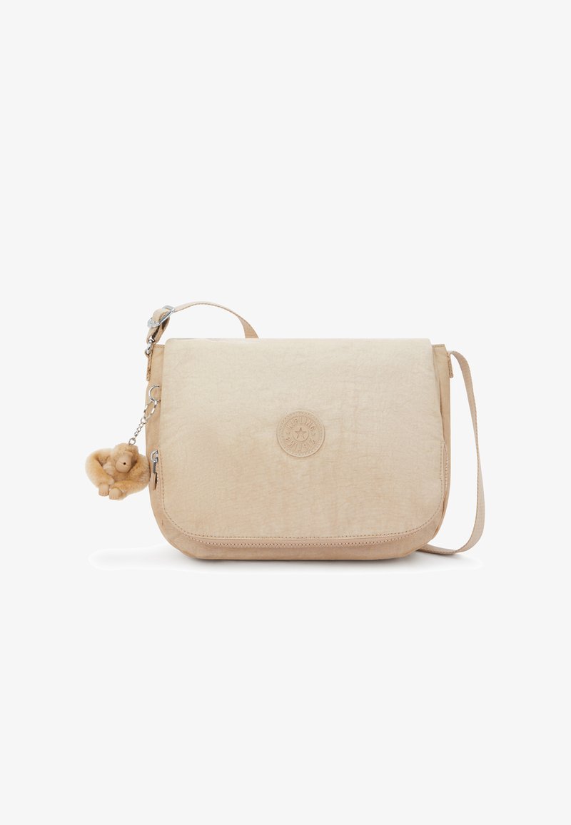 Beige Umhängetasche aus strukturiertem Stoff, mit einer Klappenverschlus, einem runden Logo und einem Affen-Schlüsselanhänger.