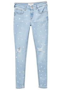 Jeans skinny de denim azul claro con salpicaduras de pintura blanca, zonas desgastadas y una cintura estándar con pasadores para cinturón y bolsillos delanteros.