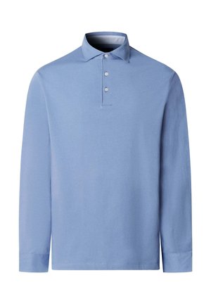 Lichtblauw poloshirt met lange mouwen, een drieknopsbies en een standaardkraag, weergegeven tegen een witte achtergrond.