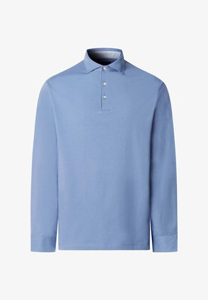 Lichtblauw poloshirt met lange mouwen, een drieknopsbies en een standaardkraag, weergegeven tegen een witte achtergrond.