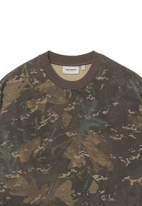 Felpa mimetica caratterizzata da una combinazione di tonalità verde scuro, marrone e beige, con colletto a girocollo lavorato a costine e logo del marchio ricamato.