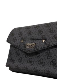 Clutch bag in pelle nera testurizzata con motivo a diamante, targhetta con logo dorato e chiusura a pattina. Design compatto con dettagli eleganti.