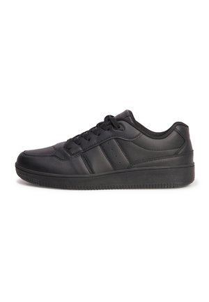 Baskets noires en cuir synthétique lisse, avec un bout arrondi, un design à lacets, des rayures latérales discrètes et des semelles en caoutchouc.