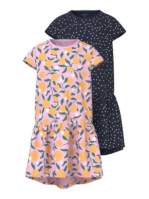 Δύο φορέματα με κοντά μανίκια και βολάν στο τελείωμα, το ένα σε ναυτικό μπλε με λευκές πουά, και το άλλο ροζ με μοτίβο πορτοκαλί φρούτου και πράσινων φύλλων.